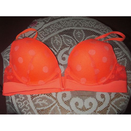 Soutien-Gorge À Armatures Saumon Recouvert De Dentelle À Poids Blancs De Marque Undiz ,87% Polyamide ,13% Élasthane ,Taille 85c ,Bretelles Réglables ,Fermeture 3 X 3 Crochets .