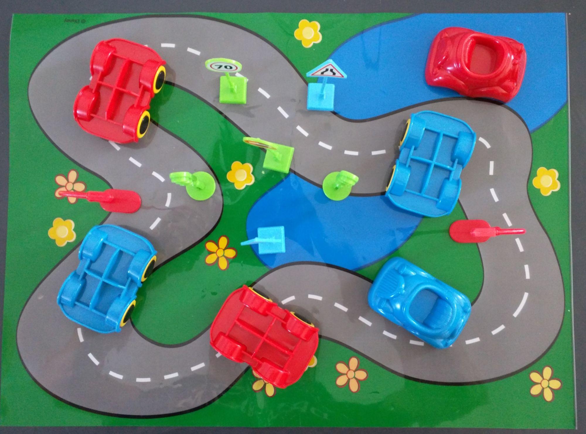 Set pate à modeler DISNEY - tapis de route avec voitures et panneaux de  signalisation