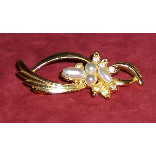 Broche Garnie De Perles Et Strass