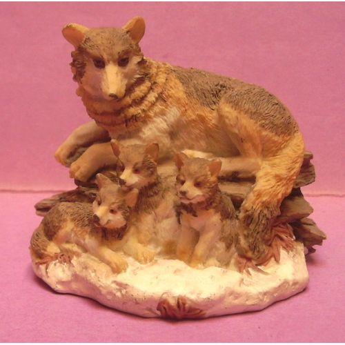 Figurine - Statuette " Louve Avec Ses Petits Louveteaux "