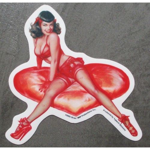 Sticker Bettie Page Assisse Sur Un Coeur Autocollant Sexy