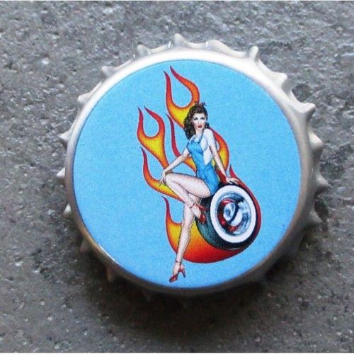 Badge Capsule Pin Up Et Roue A Flammes Style Annee 50 Rétro