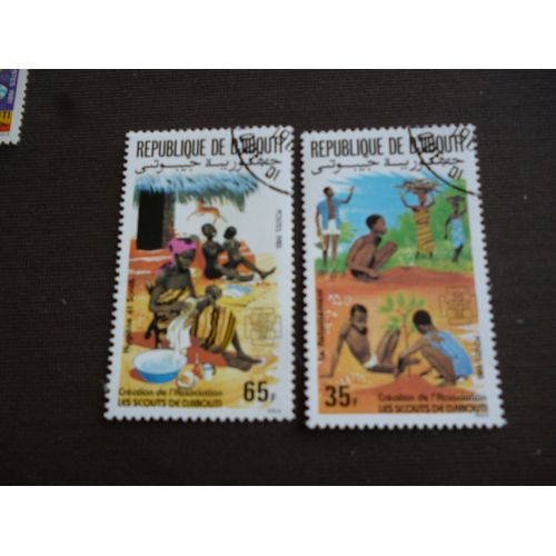 Lot De 2 Timbres Djibouti 1985:Création De L'association Des Scouts De Djibouti.
