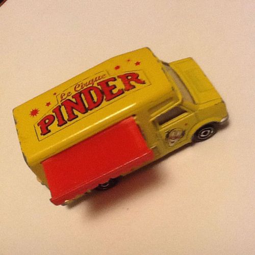 Majorette Pinder Fourgon Marchan De Glaces