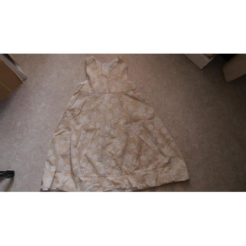 Robe Natalys 6 Ans Beige Avec Roses Blanches Tbe