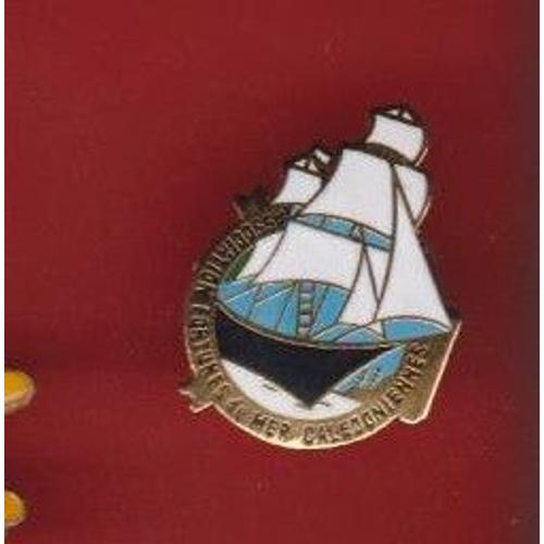 Pin's Bateaux Bateau Voiliers Associations De Fortunes De Mer Calédoniennes Rare Ref 2037