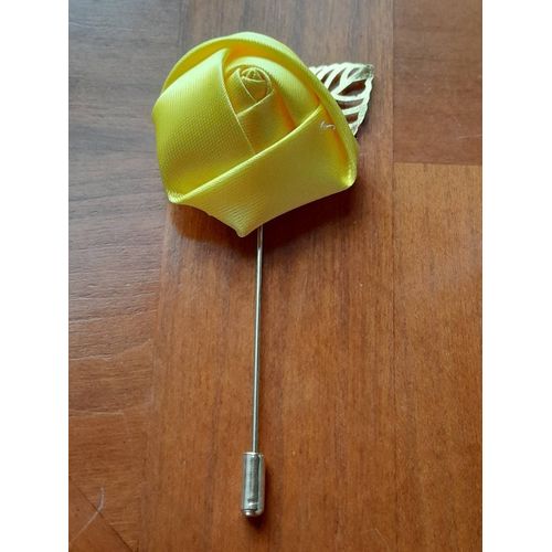 Broche De Couleur Jaune Avec Sa Feuille Dorée En Forme De Rose