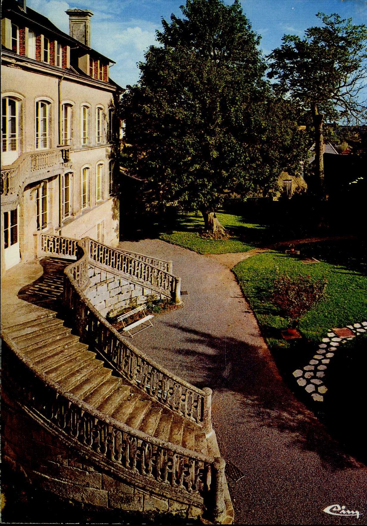 Carte Postale D' Authon Du Perche (Eure Et Loir) Clinique De Convalescence "La Percheronnette" - Vue Sur Le Perron Et Le Jardin