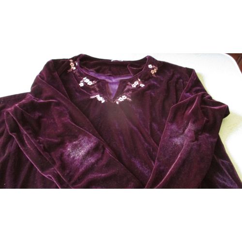 Robe D'intérieur Ou Robe De Chambre Aspect Velours Chatoyant- Modèle Excellence Prune/Bordeaux-Taille 50- Encolure En V Avec Broderie De Fleurs- Coupe Droite Et Longue- Fentes Latérales- 100%Polyester