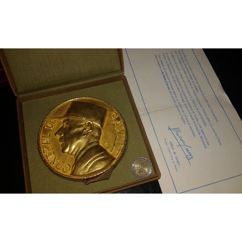 Médaille D'or Bronze Représentant Le Général De Gaulle Par Albert De Jaeger