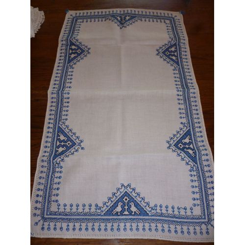 Grand Chemin De Table Rectangulaire Brodé De Dessins Folkloriques Bleus.