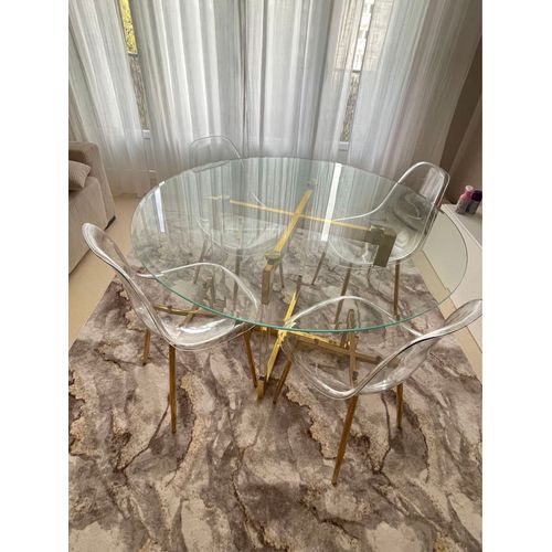 Table En Verre Ronde Doré Avec Quatre Chaises, Une Table Basse Carré Et Une Console Assorties..