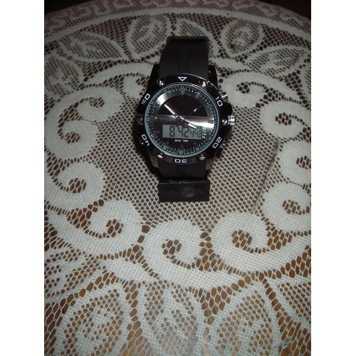 Montre Homme Chronographe Solaire ,Bracelet Hypoallergénique En Silicone ,De Couleur Noire ,Réveil ,Chronomètre ,Affichage De La Date ,Boitier Métallique Avec Fond En Inox ,Panneau Solaire Intégré .