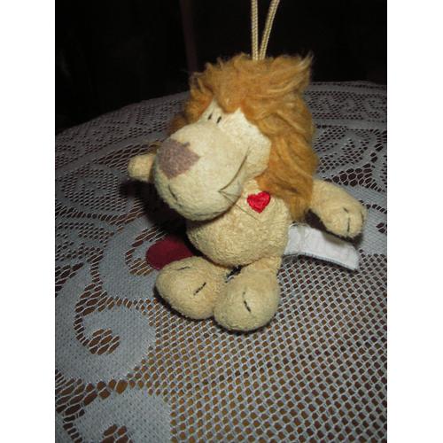 Petite Peluche Lion Au Coeur Tendre De Marque Nici ,De Couleur Marron ,C¿Ur En Feutrine Rouge Au Bout De La Queue Et À L'emplacement Du C¿Ur Crinière Rousse ,Yeux Bas Du Museau Et Des Pattes Brodés .