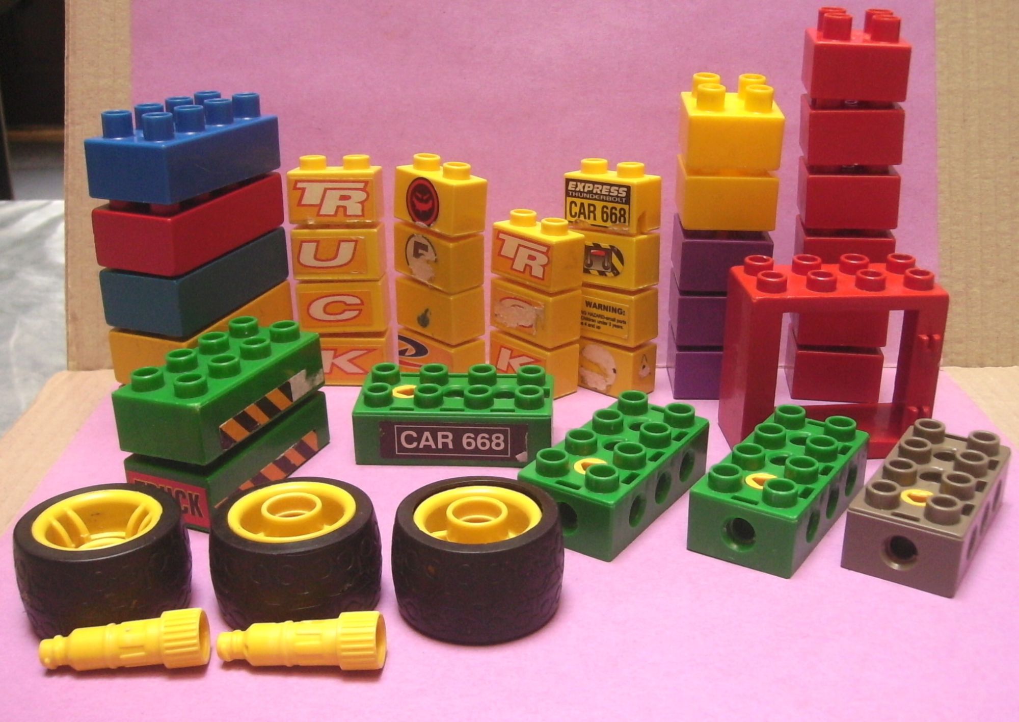 Lot 44 Pièces Lego, Mega Bloks, Duplo et autres