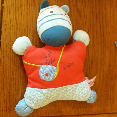 Doudou Zebre Rouge Bleu Multicolore Pommette Remourre Semi Plat Peluche Pomette