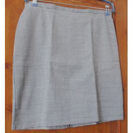 Jupe Courte - Forme Droite - Imprimé Pied De Poule Noir/Blanc - Taille 46 - Zip Et Bouton Au Dos - Fente D'aisance - 62%Polyester/34%Viscose/4%Lycra-Doublure Noire- Décade De Kiabi
