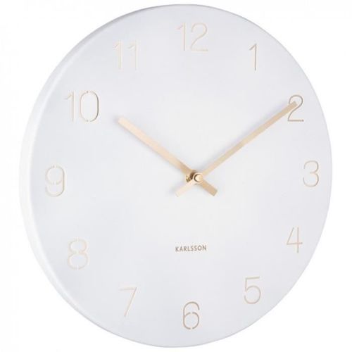 Une horloge murale blanche avec les heures gravées et aiguilles en surimpression dorée à fixer au mur.