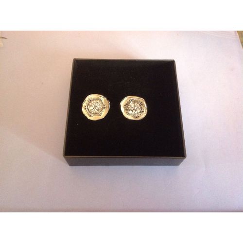 Boucles D'oreilles Blanches En Metal Avec Des Brillants