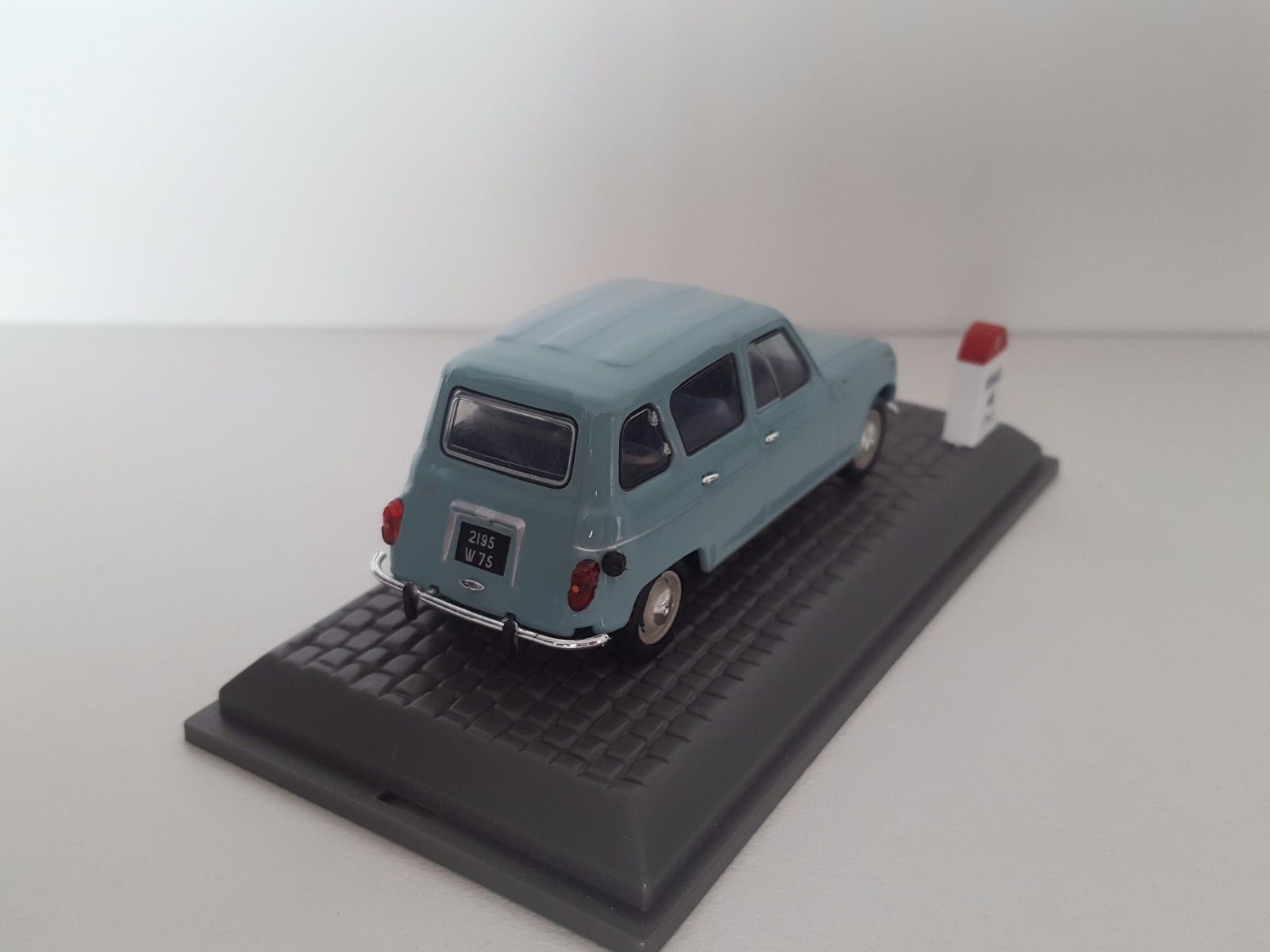 La Renault 4L bleue de 1962 en miniature par Universal Hobbies au