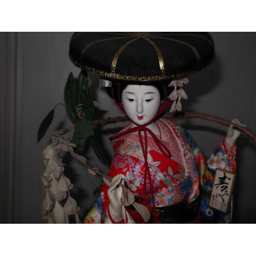 Poupée Toujours Japonaise Mignonne De Geisha De La Vie Photo stock - Image  du adulte, beauté: 37764070