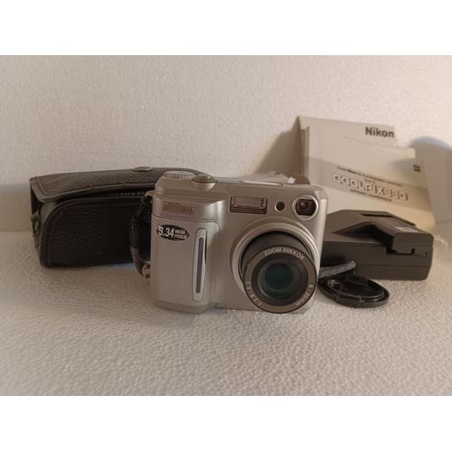 NIKON COOLPIX 880 3.34 MPIX + housse + 2 batteries + chargeur + guides