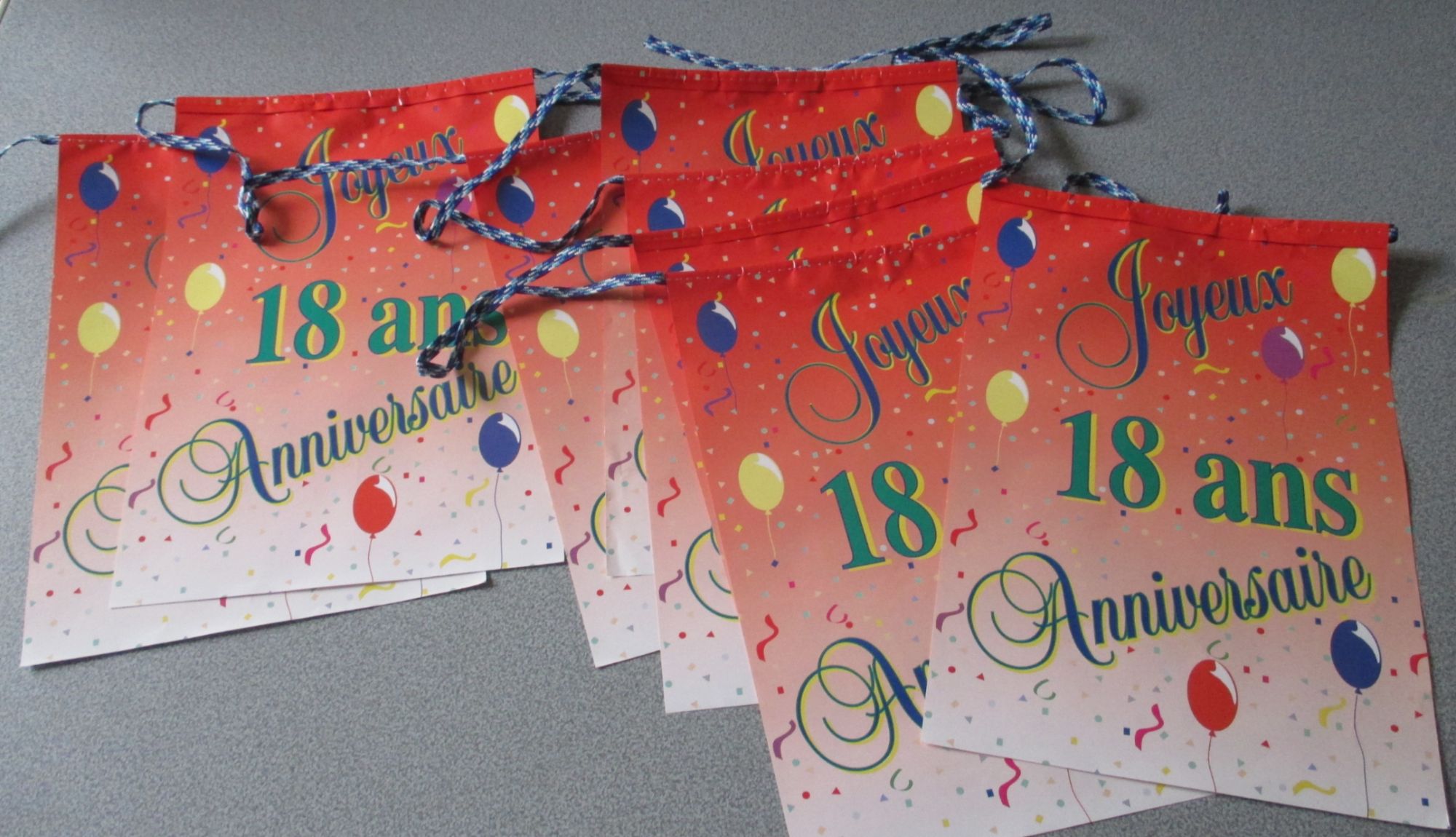 Grande Banderole Joyeux Anniversaire 18 Ans Formee De 8 Panneaux De Papier x30cm Chaque Coulissant Sur Une Cordeliere De 4m Environ Belles Couleurs Rouge Bleu Vert Jaune Rakuten