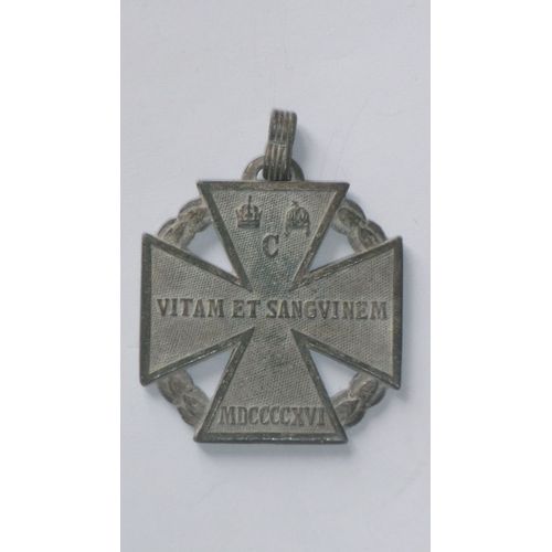 Médaille De La Première Guerre Mondiale Autrichien De 1916. L'empereur Karl Croix Pour Les Troupes De La Ligne De Front.