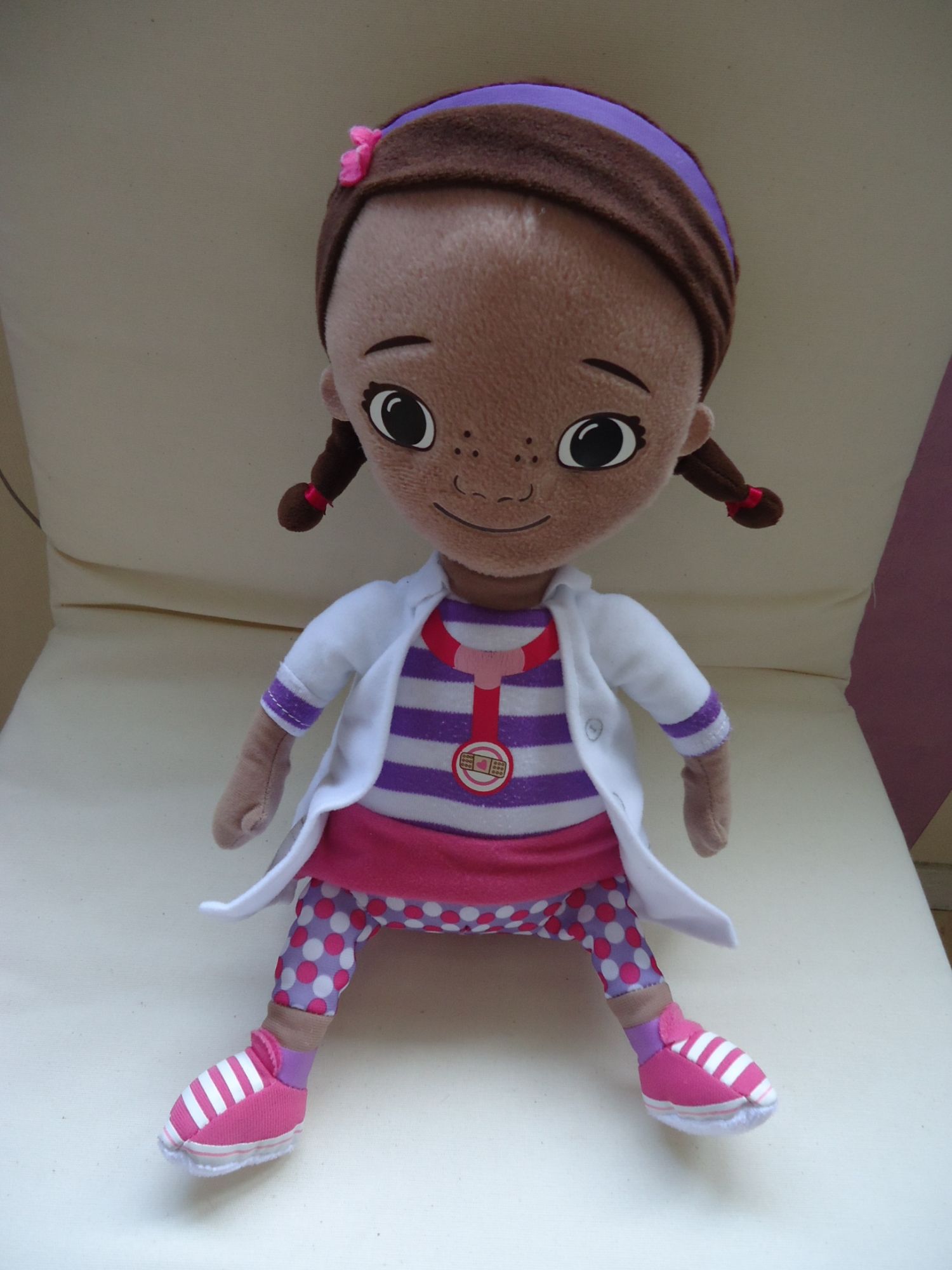 Fille Docteur La Peluche En Peluche Grand Assis 34 Cm Disney  Nicotoy