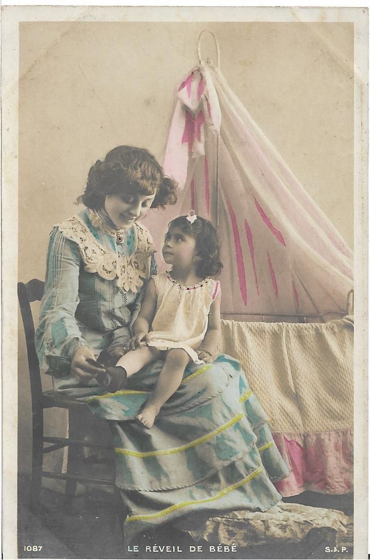 Le Reveil De Bebe Jeune Maman Son Enfant Sur Ses Genoux Pres Du Berceau 1905 Rakuten