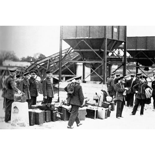 Ww2 - Pontoise - Arrivée D'agents Des Chemins De Fer Allemands