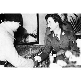 Ww2 - La Duchesse De Windsor Serrant La Main D'un Soldat Français En 1940
