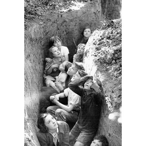 Ww2 - Enfants Anglais Se Protégeant Des Bombardement Des Stukas En 1940