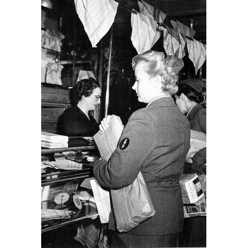 Ww2 - Les "Souris Grises" Allemandes Font Leurs Emplettes Au "Printemps" De Paris