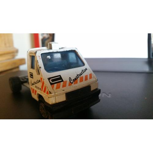 Camion Remorque Construction Renault Master T 35 Annee  1984 - Majorette - Echelle 1/45 Eme - Couleur Blanche