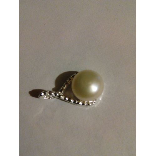 Pendentif Simili Perle Monté Sur Un Support En Métal Argenté Taille 1,8x1cm