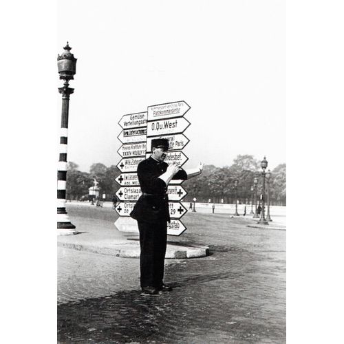 Ww2 - Agent De La Circulation Dans Paris Vide De Voitures En 1941