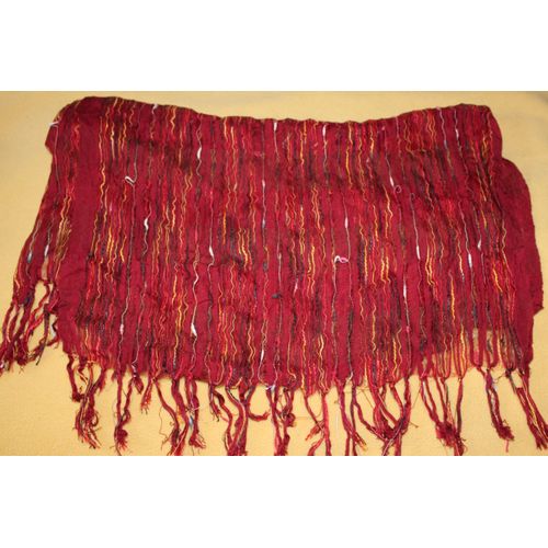 Echarpe Rouge Avec Des Fils