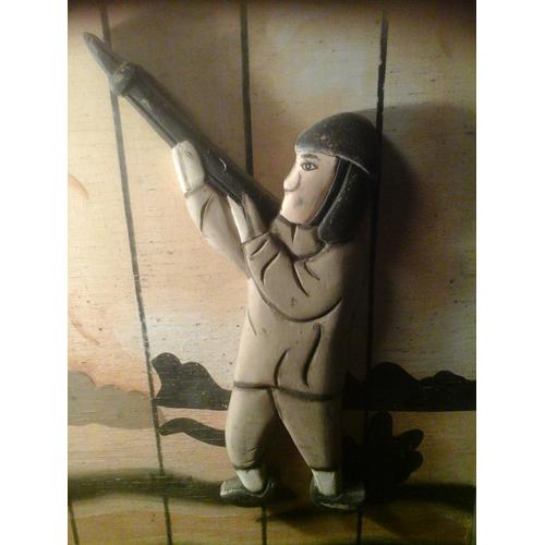 Tableau en bois peint chasseur en relief Rakuten