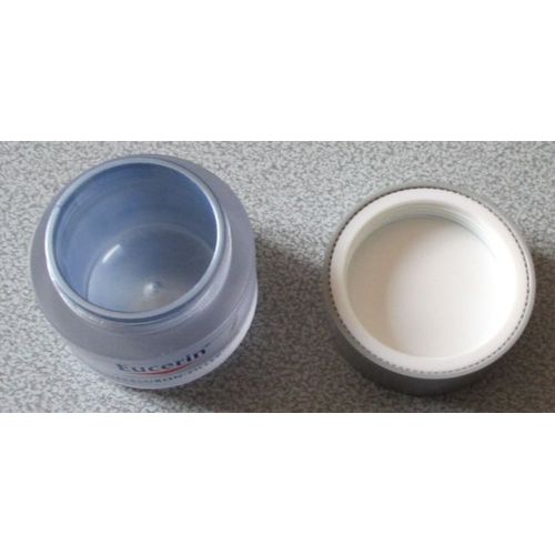 Petit pot rond en plastique gris imitant le verre-couvercle gris doublé de blanc à visser-diamètre intérieur 4.5cm profondeur 4cm-étiquettes Eucérin-vendu vide et lavé