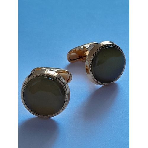 Boutons De Manchettes En Forme De Disque Avec Dôme De Verre De Couleurs Dorée Et Verte Pour De L'élégance Et Du Style ...