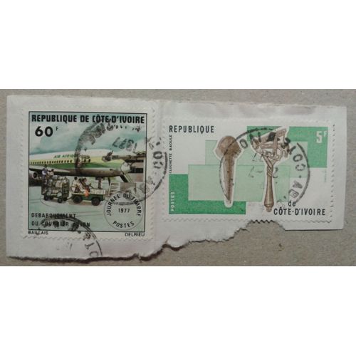 2 Timbres République De Côte D'ivoire Yvert Et Tellier N°418, 422 Clochette Baoule Et Journée Du Timbre 1977 Oblitérés Sur Coin D'enveloppe