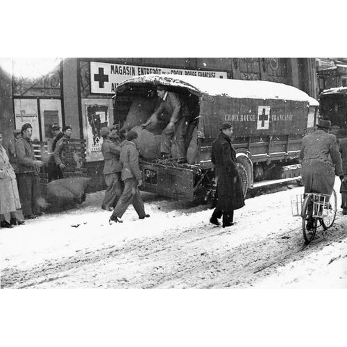 Ww2 - Chargement De Colis Pour Les Prisonniers Dans Camion Croix-Rouge
