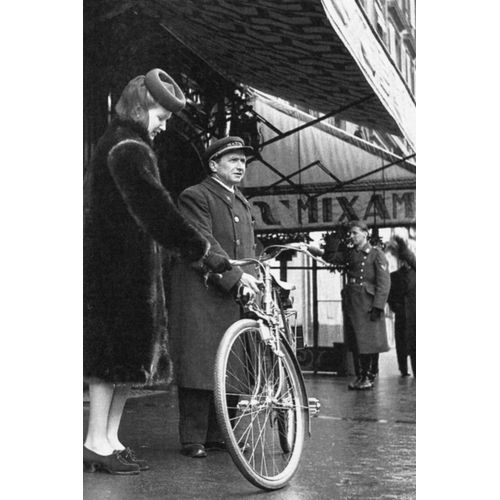 Ww2 - Élégante Parisienne Et Le Portier De "Maxim" En 1941