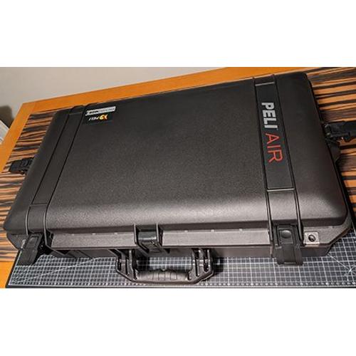 PELI 1605 Air Valise de protection allégée pour Équipement photographique, résistante à l'eau et à la poussière, capacité de 50L, fabriquée aux US, avec diviseurs TrekPak personnalisables, noire