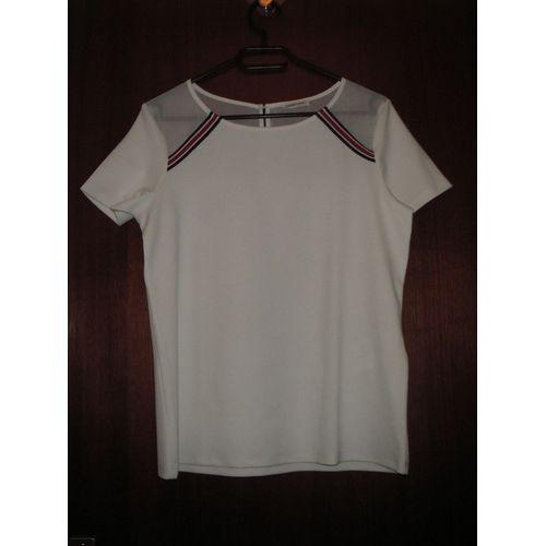 Tee-Shirt Femme Cache Cache, Taille M, Coloris Blanc Et Liserés Bleu/Blanc/Rouge Cousus En Biais De Chaque Côté Au Nouveau Du Col À L'avant, Tissu Blanc Transparent Au Niveau Des Épaules Et Du Dos.