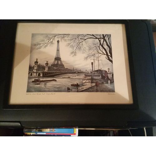 Cadre - Sous Verre Contenant Gravure Paris * Tour Eiffel Et Pont Alexandre Iii -Raphael - Editions Krisarts - Annee 1975