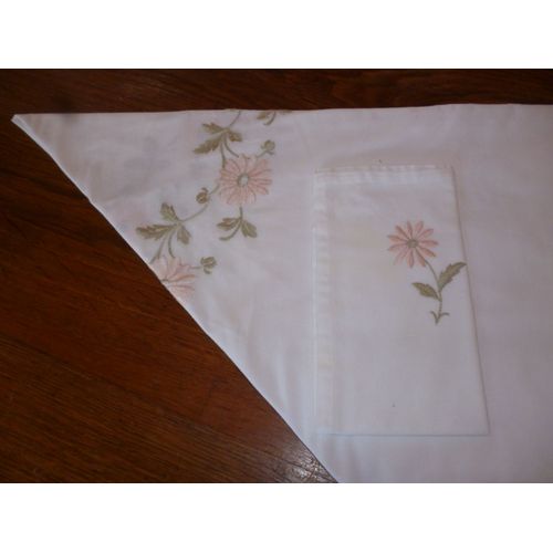 Nappe Ronde Blanche En Coton Brodé De Marguerites Autour Et Un Cercle Au Milieu.