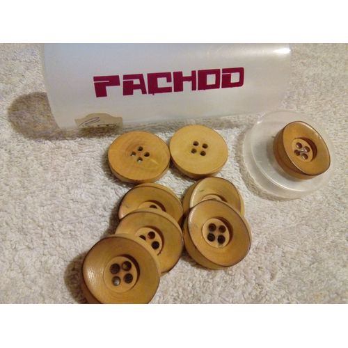 8 Boutons Ronds En Bois D'olivier, 4 Trous, Décors Ovalisé Bruni Sur Le Bord. Diamètre 2,6cm