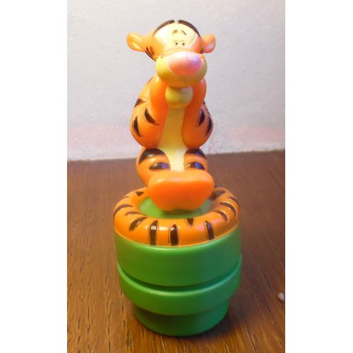 Figurine Tigrou Assis Sur Socle Vert - Série Winnie L'ourson